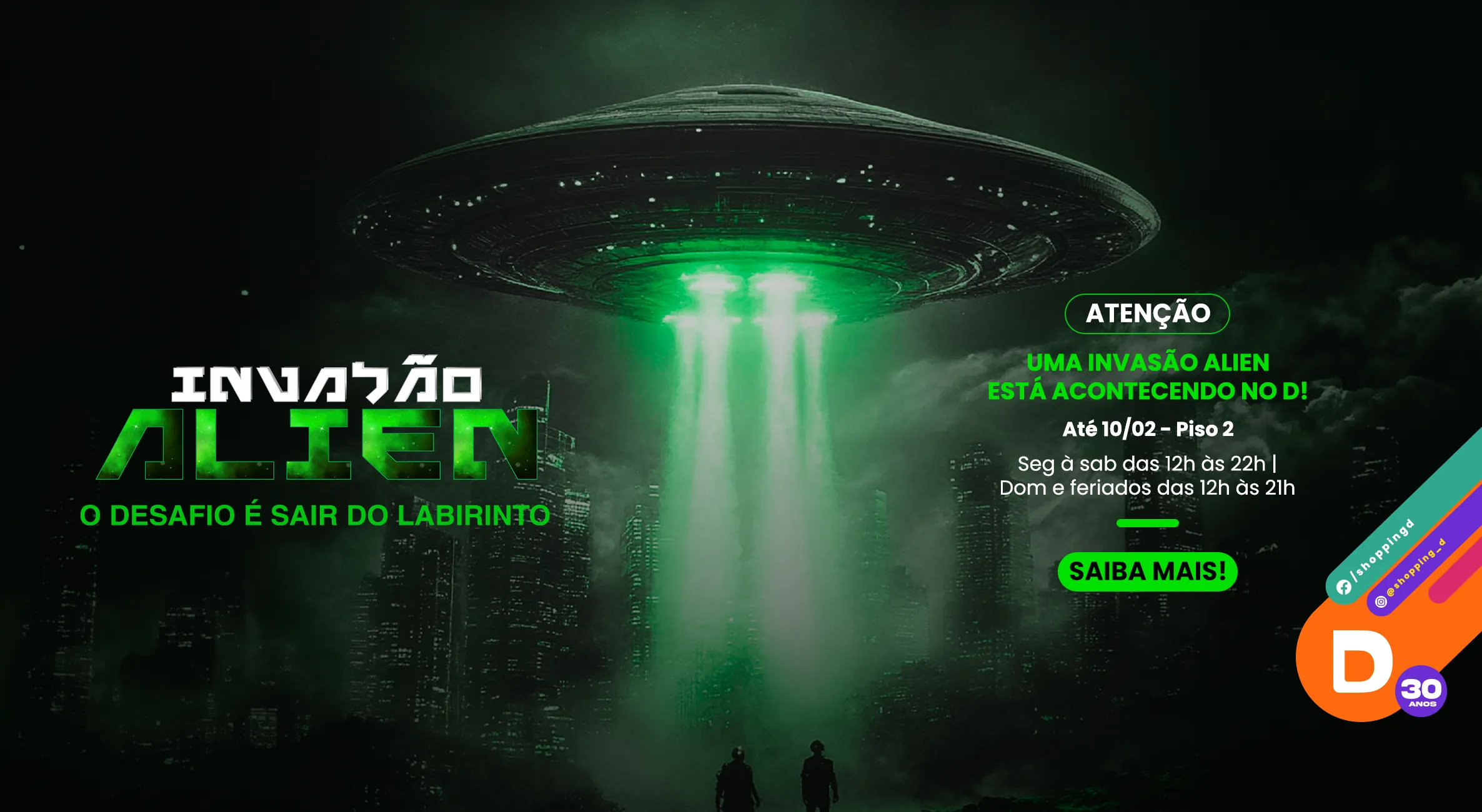 Nave espacial alienígena iluminando a cidade com feixes verdes, promovendo o evento "Invasão Alien" no Shopping D - Shopping D