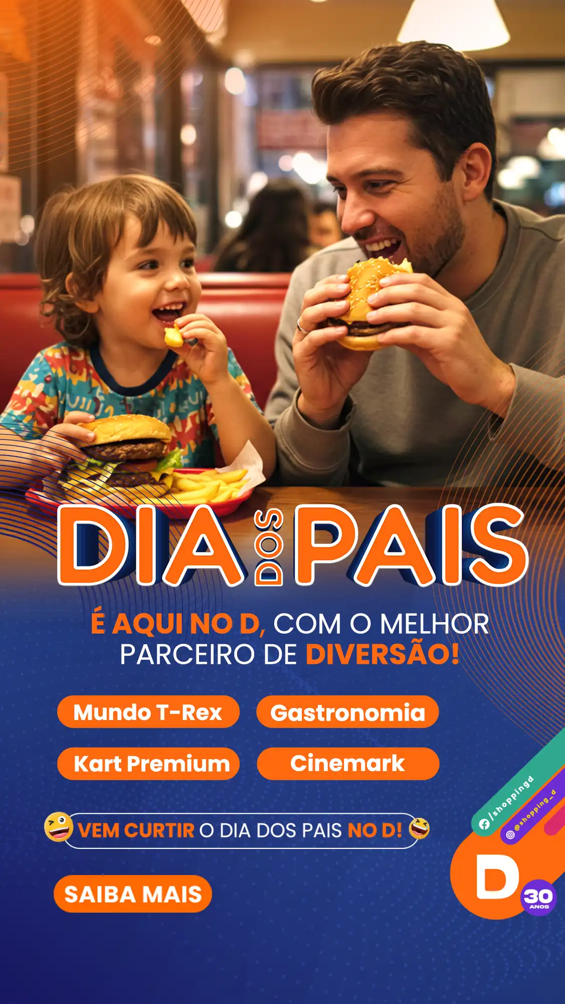 Pai e filho se divertem com hambúrgueres no Shopping D durante o Dia dos Pais. - Shopping D