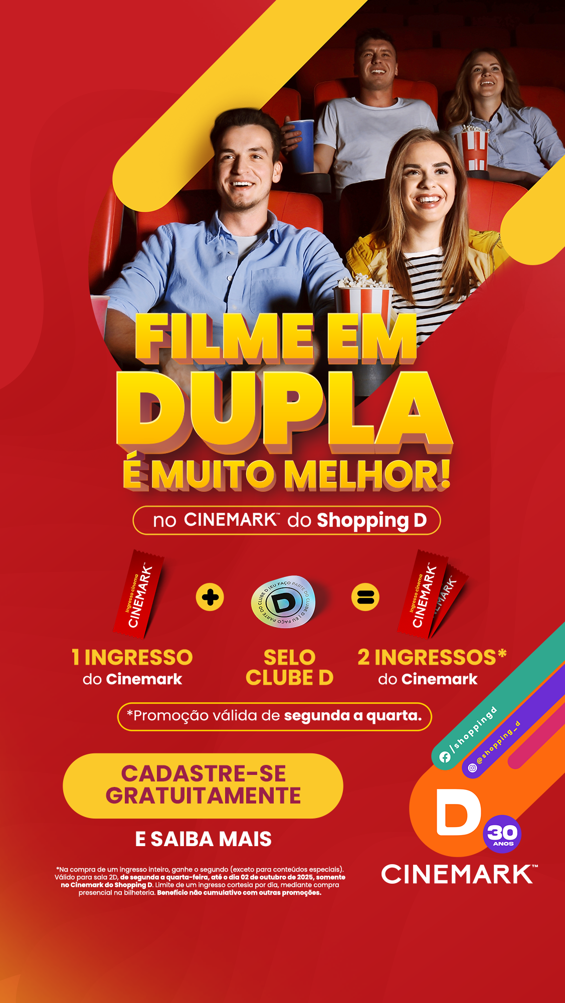 Pessoas assistindo a um filme no cinema sorrindo, acompanhadas de pipoca e refrigerante, com destaque para a promoção de ingressos em dobro no Cinemark do Shopping D - Shopping D