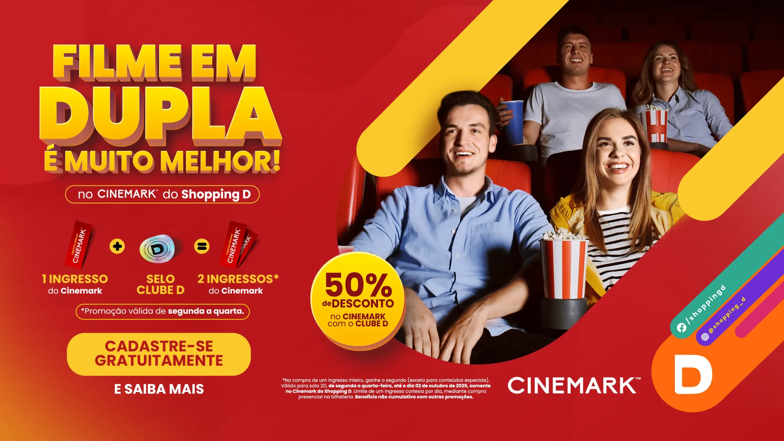 Banner da promoção Cinemark no Shopping D com destaque para a campanha "Filme em dupla é muito melhor". Mostra pessoas felizes no cinema com pipoca e refrigerante, e informa que ao comprar 1 ingresso + selo Clube D o cliente ganha 2 ingressos. Válido de segunda a quarta. - Shopping D