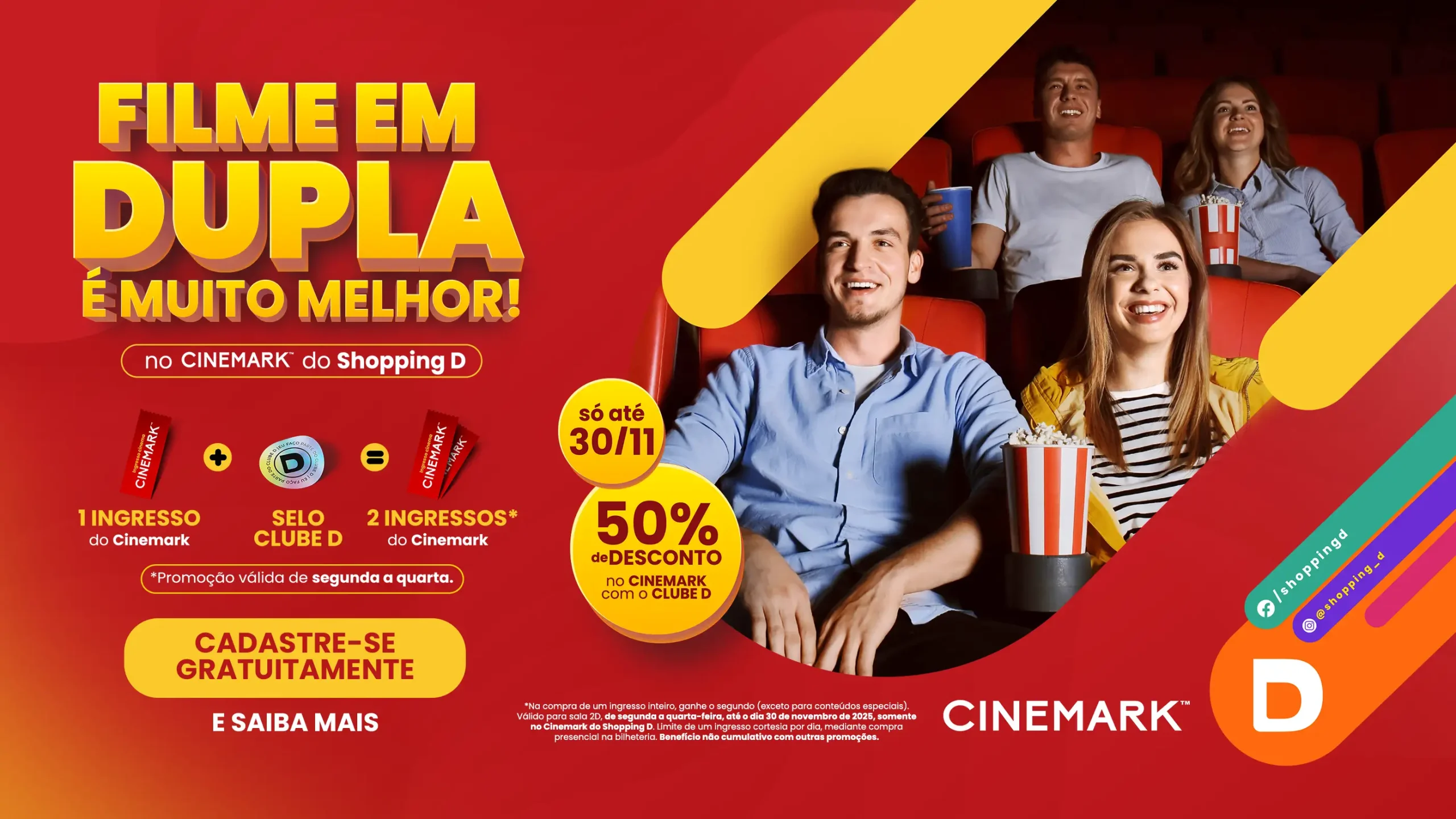 Casal sorridente no cinema, com pipoca - Shopping D