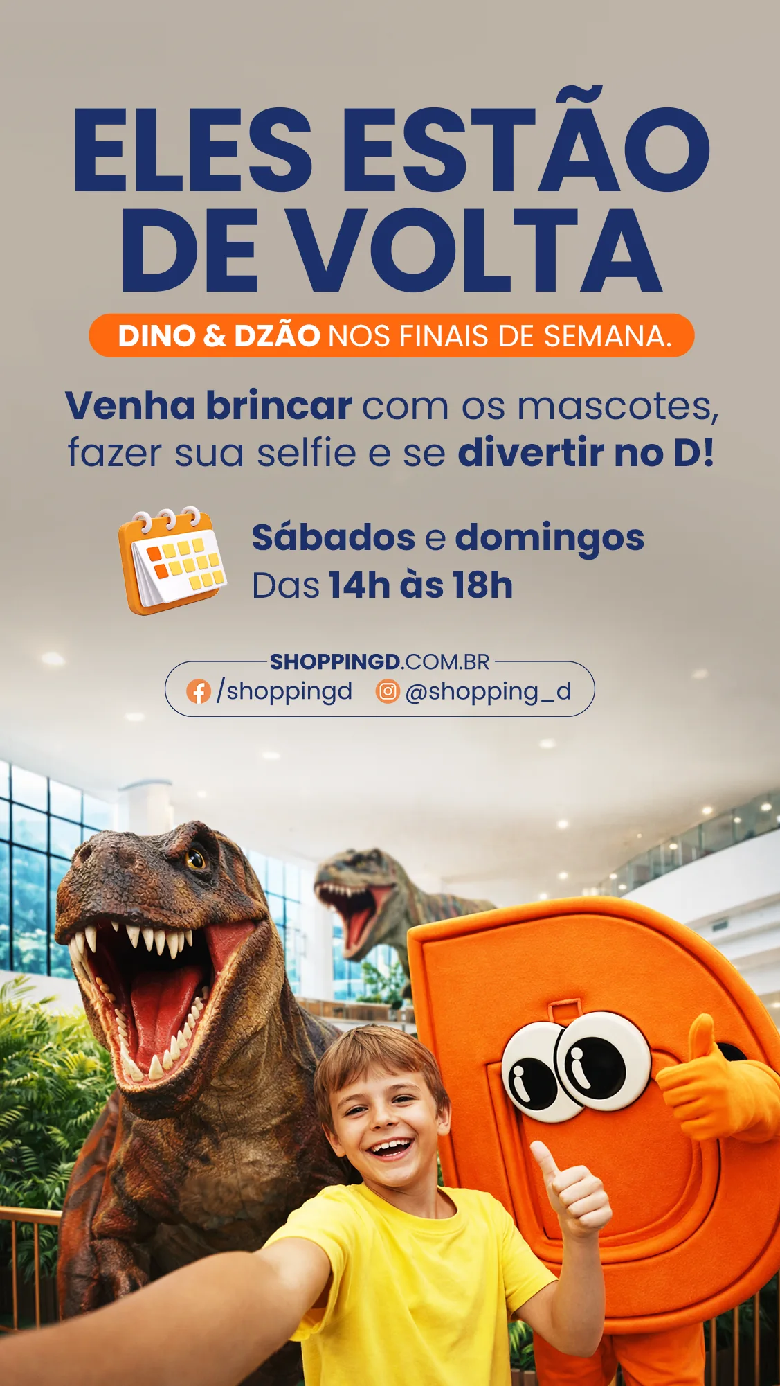 Criança tirando selfie com os mascotes Dino e Dzão no Shopping D durante ação de fim de semana. - Shopping D