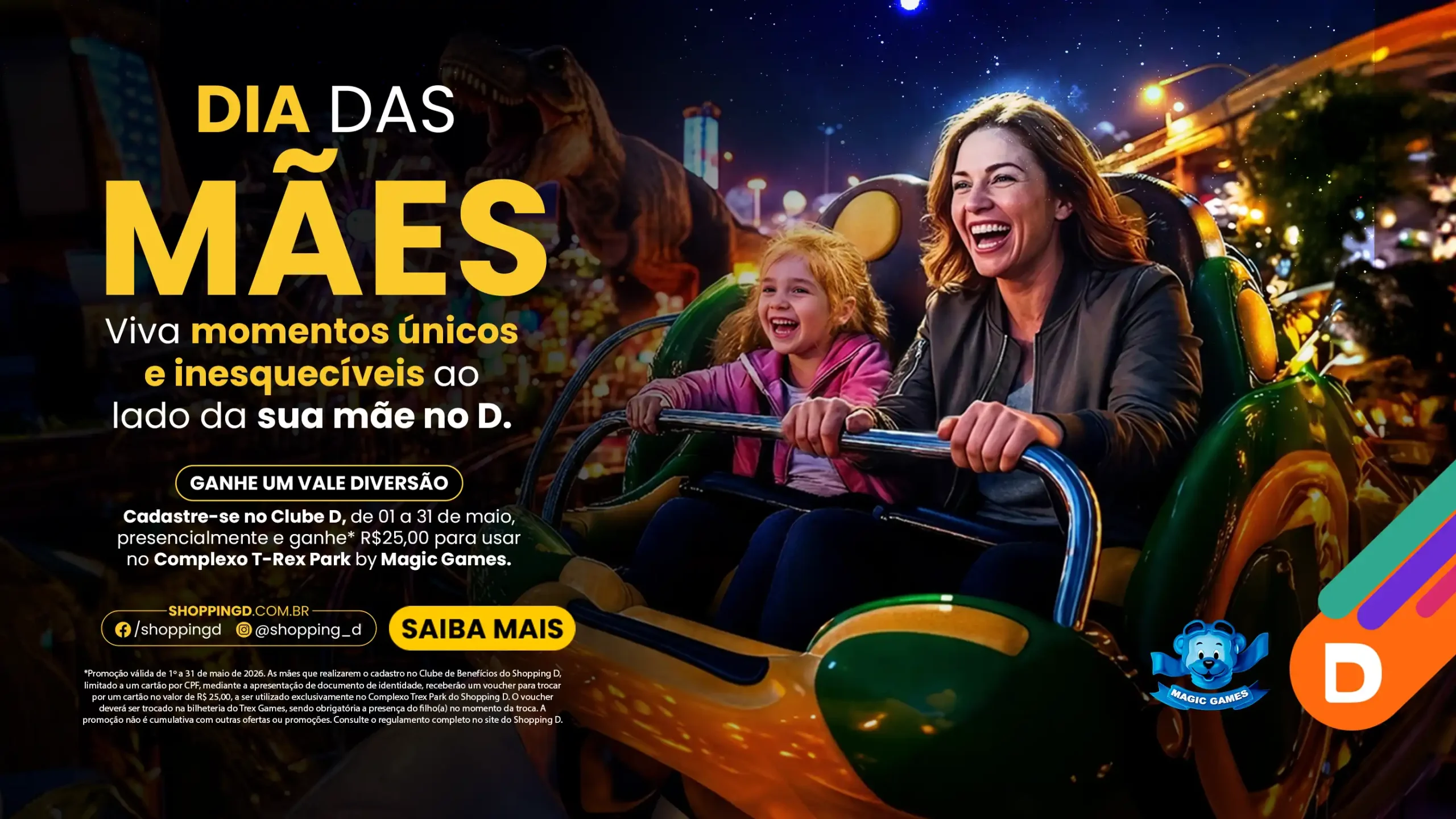 Mãe e filha sorrindo em brinquedo de parque no Shopping D durante campanha de Dia das Mães, com dinossauro ao fundo. - Shopping D