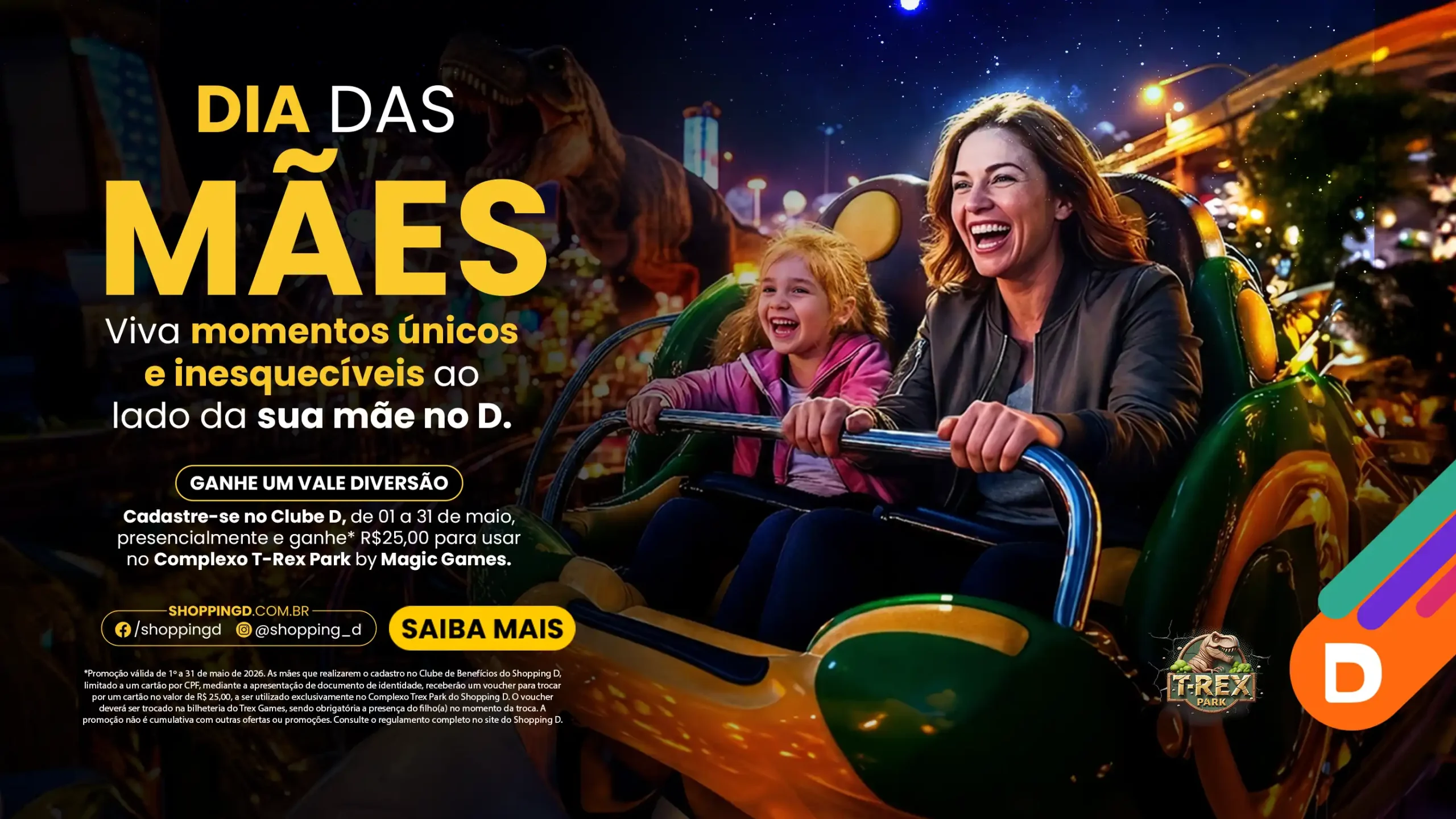 Mãe e filha sorrindo em brinquedo de parque no Shopping D durante campanha de Dia das Mães, com dinossauro ao fundo. - Shopping D