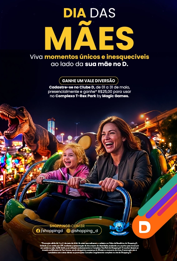 Mãe e filha sorrindo em brinquedo de parque no Shopping D durante campanha de Dia das Mães, com dinossauro ao fundo.