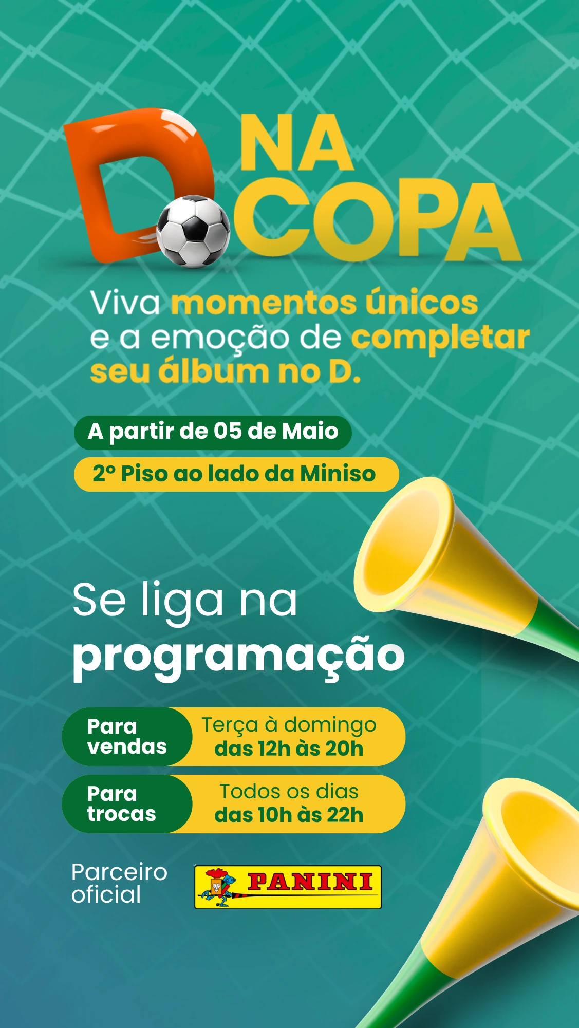 Família trocando figurinhas da Copa em espaço temático do Shopping D com programação Panini para vendas e trocas. - Shopping D