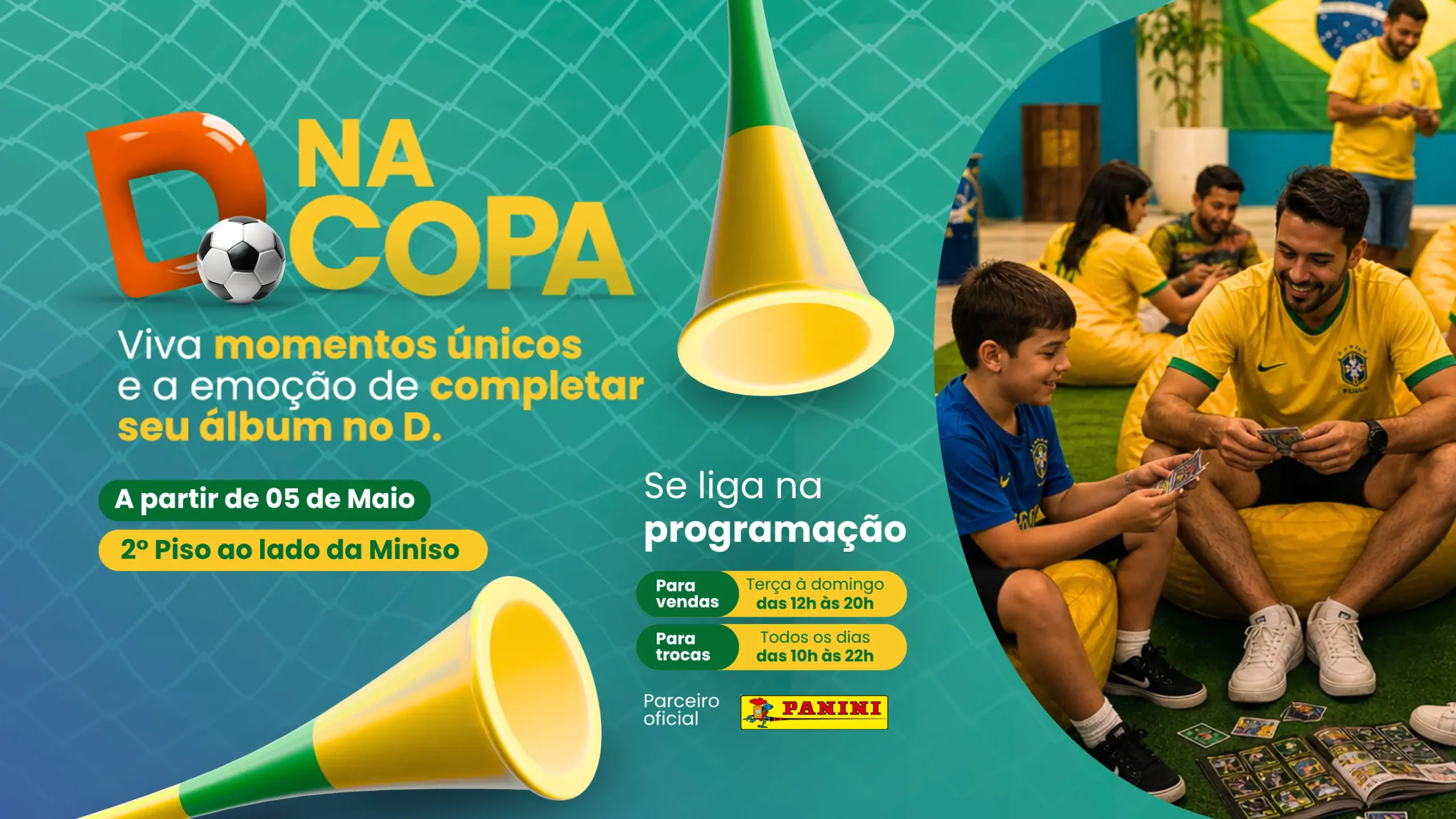 Família trocando figurinhas da Copa em espaço temático do Shopping D com programação Panini para vendas e trocas. - Shopping D